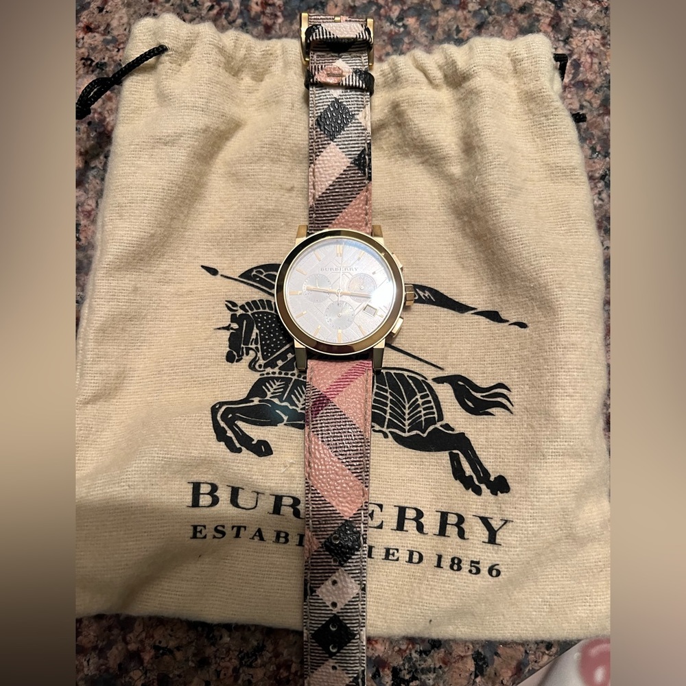 Burberry watch , in great conditions.Used  gentle .Comes with a box, dust bag.